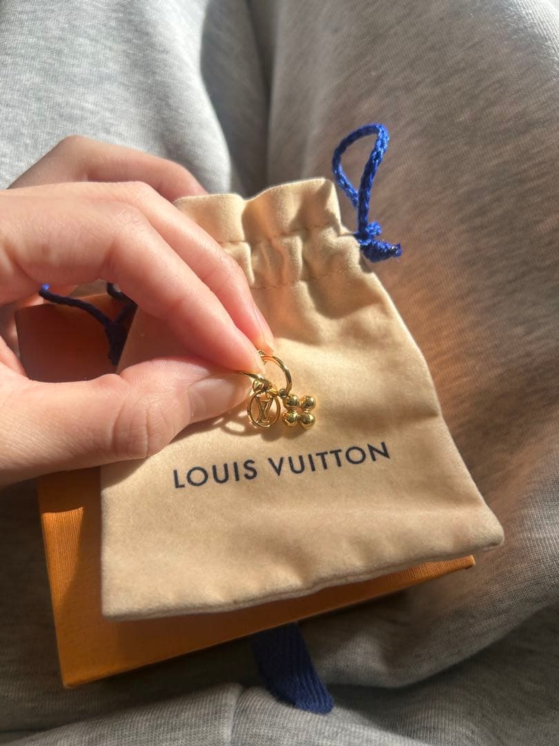 LOUIS VUITTON ロゴチャーム ピアス