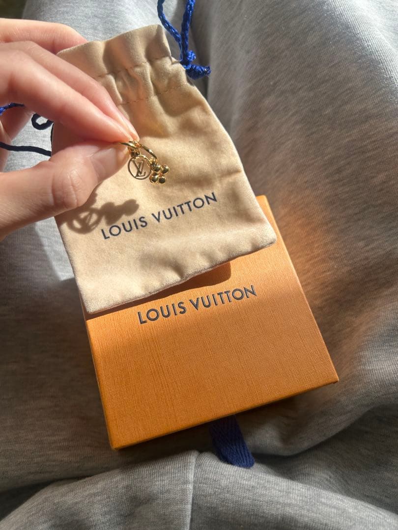 LOUIS VUITTON ロゴチャーム ピアス