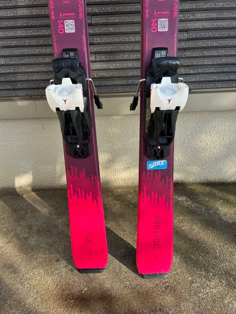 Atomic ジュニアスキー板 vantage 140cm ストック付き