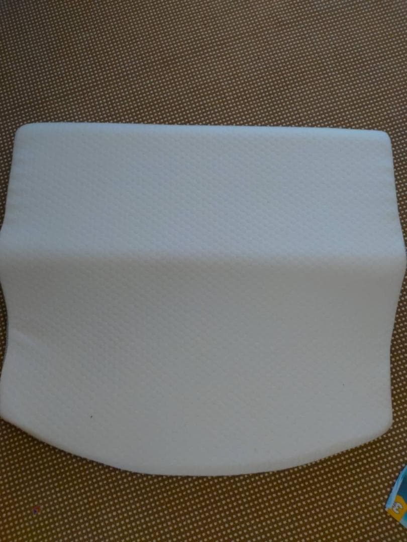 肩まで届く大型の低反発枕