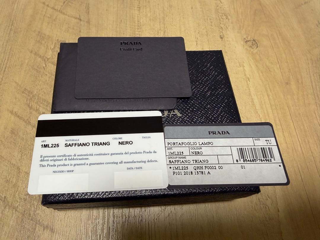 PRADA プラダ SAFFIANO TRIANG 折り財布 1ml225