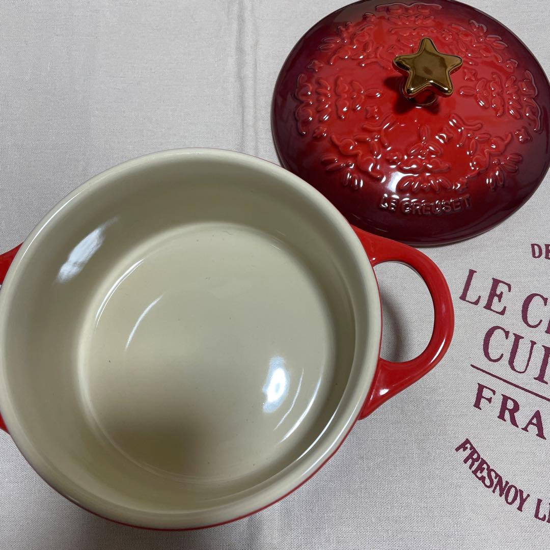 《新品》ルクルーゼ 14cm ノエルレリーフ　ココットロンド スターノブ