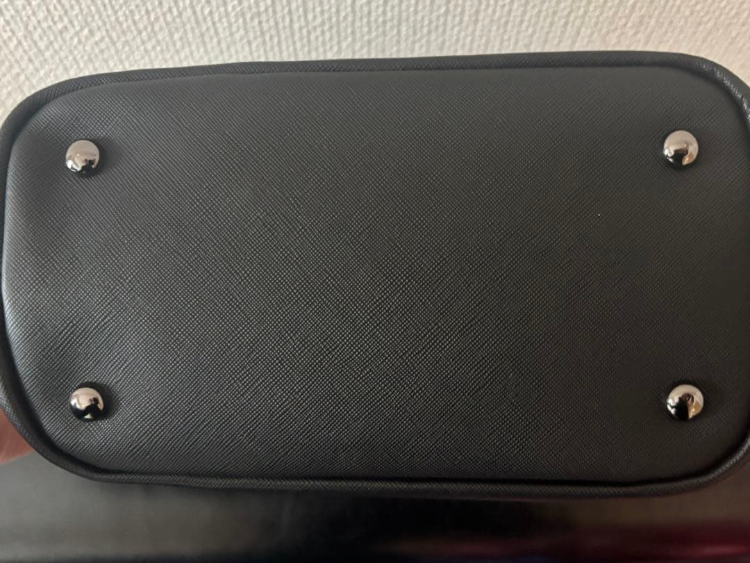 スカルスタッズ付き黒トートバッグ