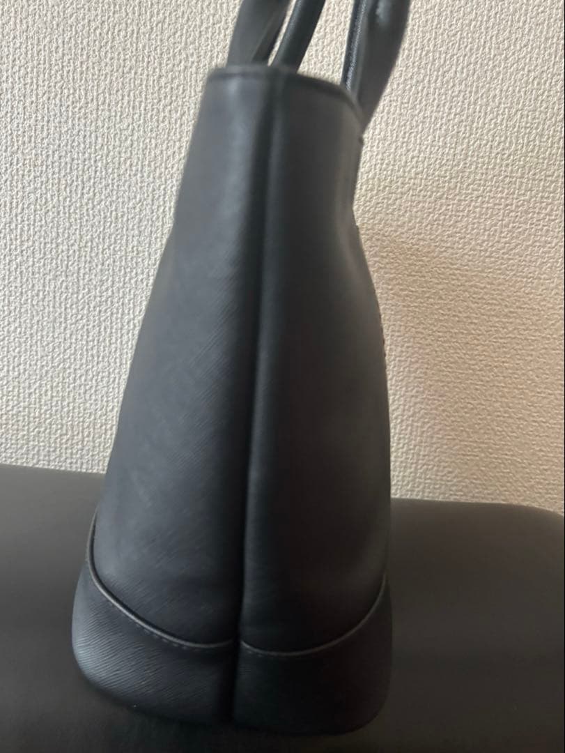 スカルスタッズ付き黒トートバッグ