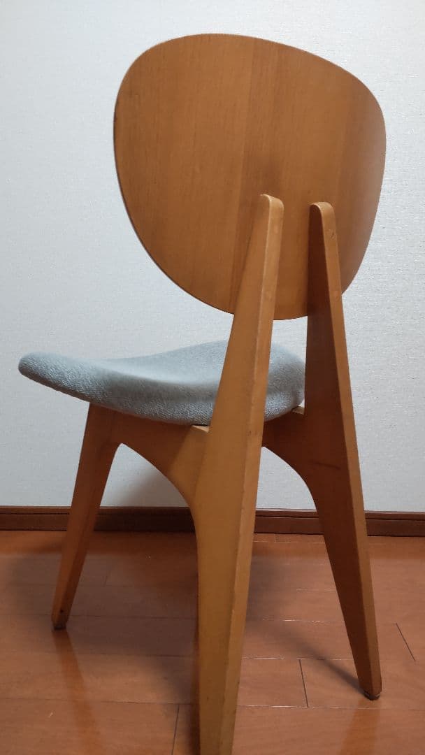 坂倉準三の小椅子　日本女子大の図書館で実際に使われていた個体です。