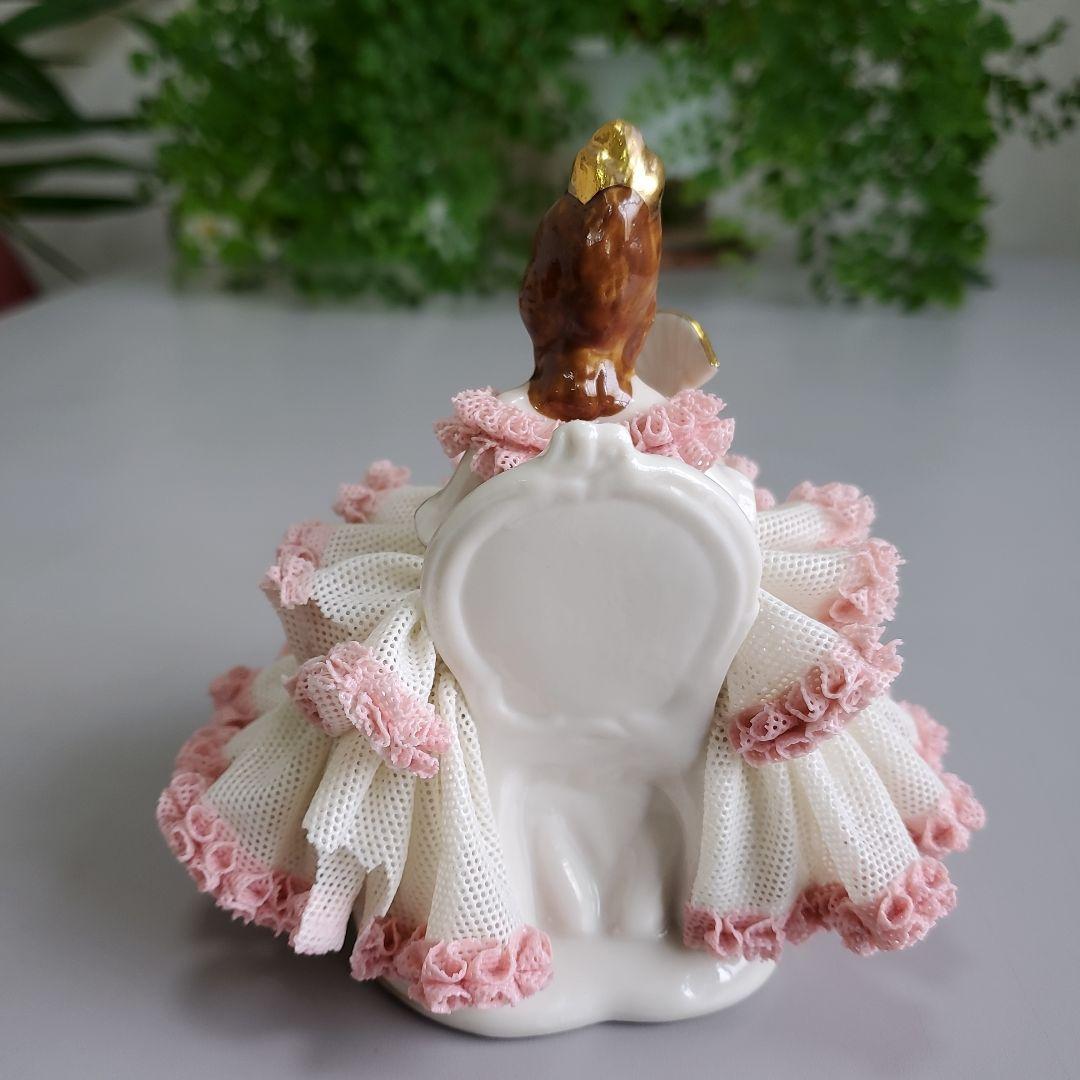カポディモンテ　椅子に座ったレ―スド―ル（陶磁器） 約13cm