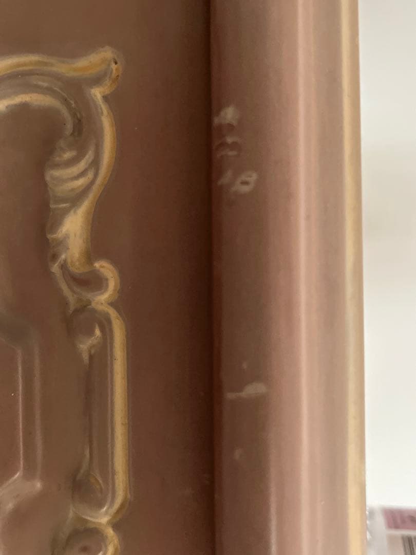 小ぶりでエレガントな、ベッドサイドチェスト