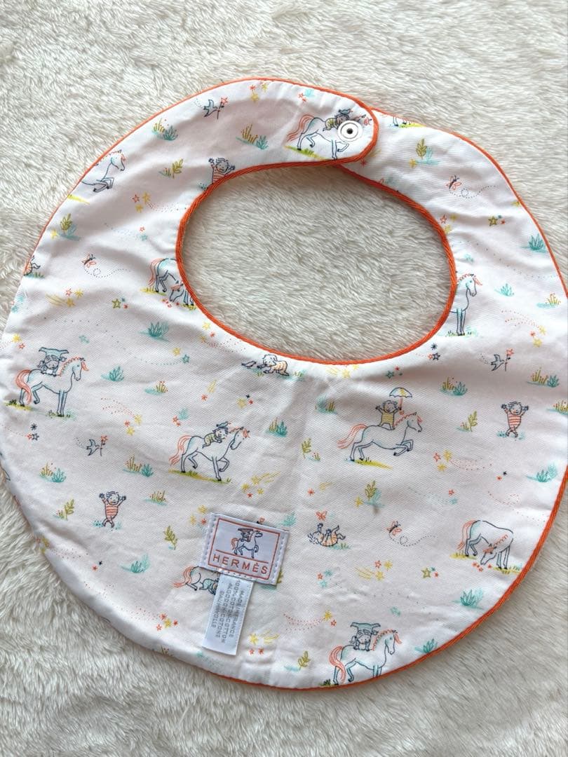 HERMES◆箱つき スタイ・よだれかけ 馬と子供のデザイン