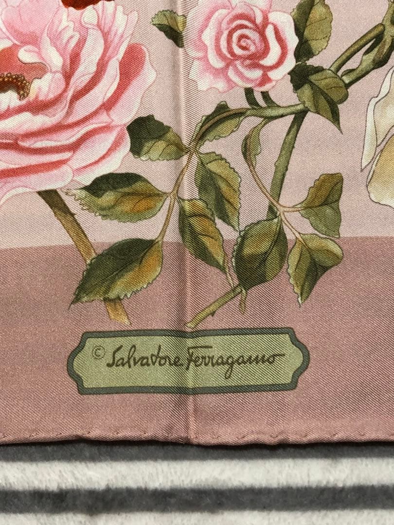 Salvatore Ferragamo 花柄シルクスカーフ