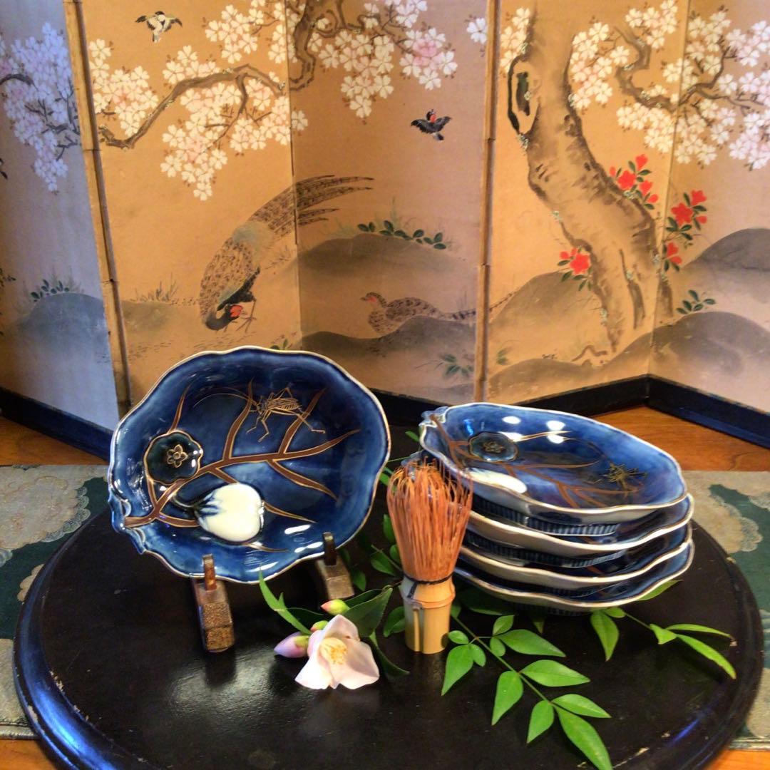 A801 古伊万里　変形葉型　瑠璃金彩　陽刻『渦福』柿右衛門　茄子に蝶紋様　5枚