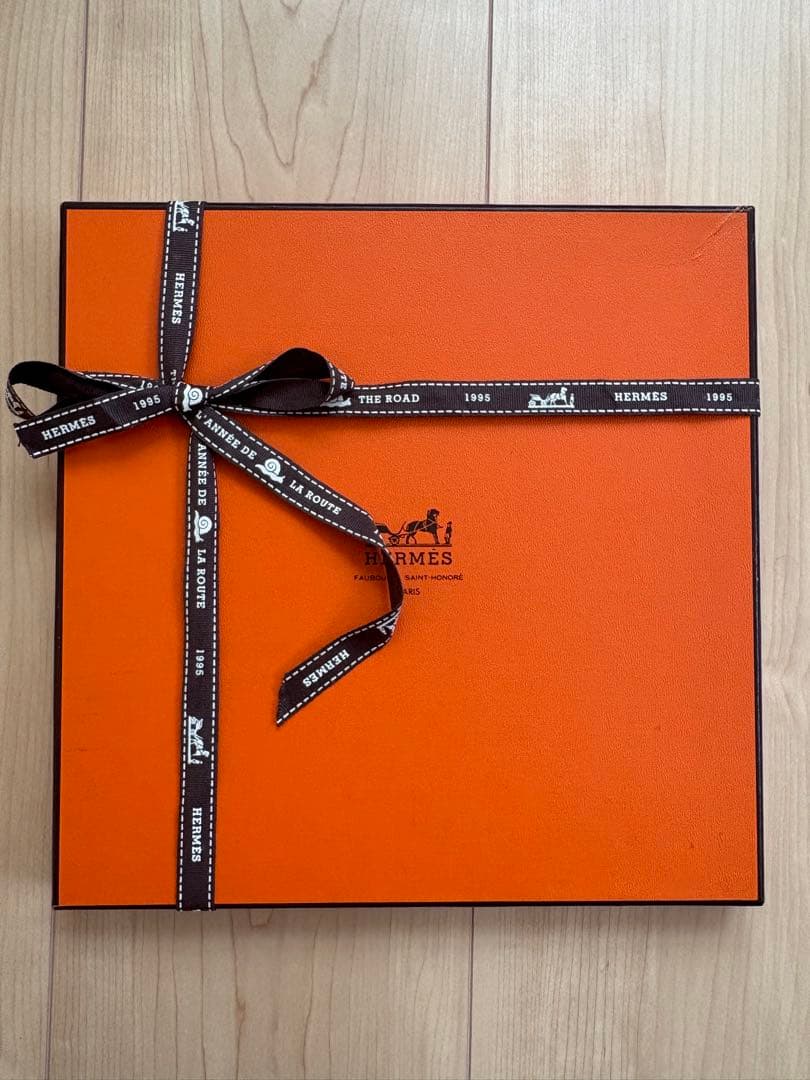 【美品】HERMES エルメス カレ90 シルクの太陽 スカーフ 箱付き