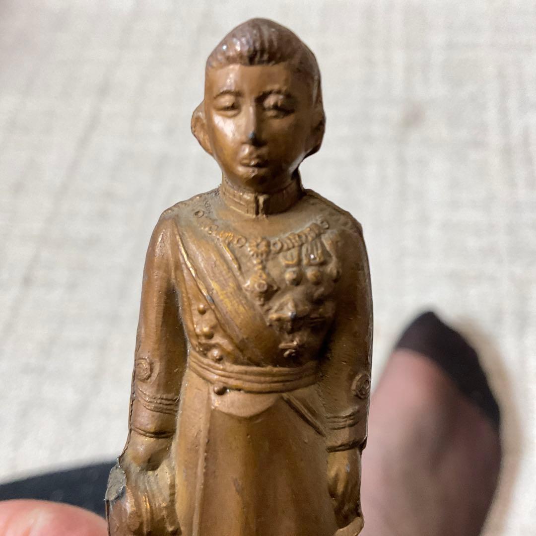 銅製、天皇皇后像　【誰かわかりません。】（天皇の台座に若干の欠けあります）。