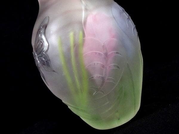 陽刻蜻蛉蝶紋硝子花瓶　花器　高さ18cm
