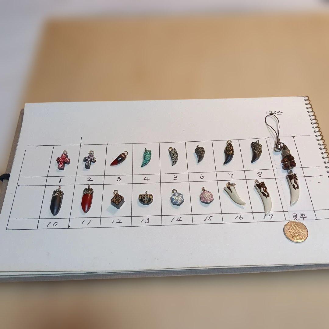 57.アイヌ模様のペンダント、ストラップ使用のパーツ、１種類１０個セット