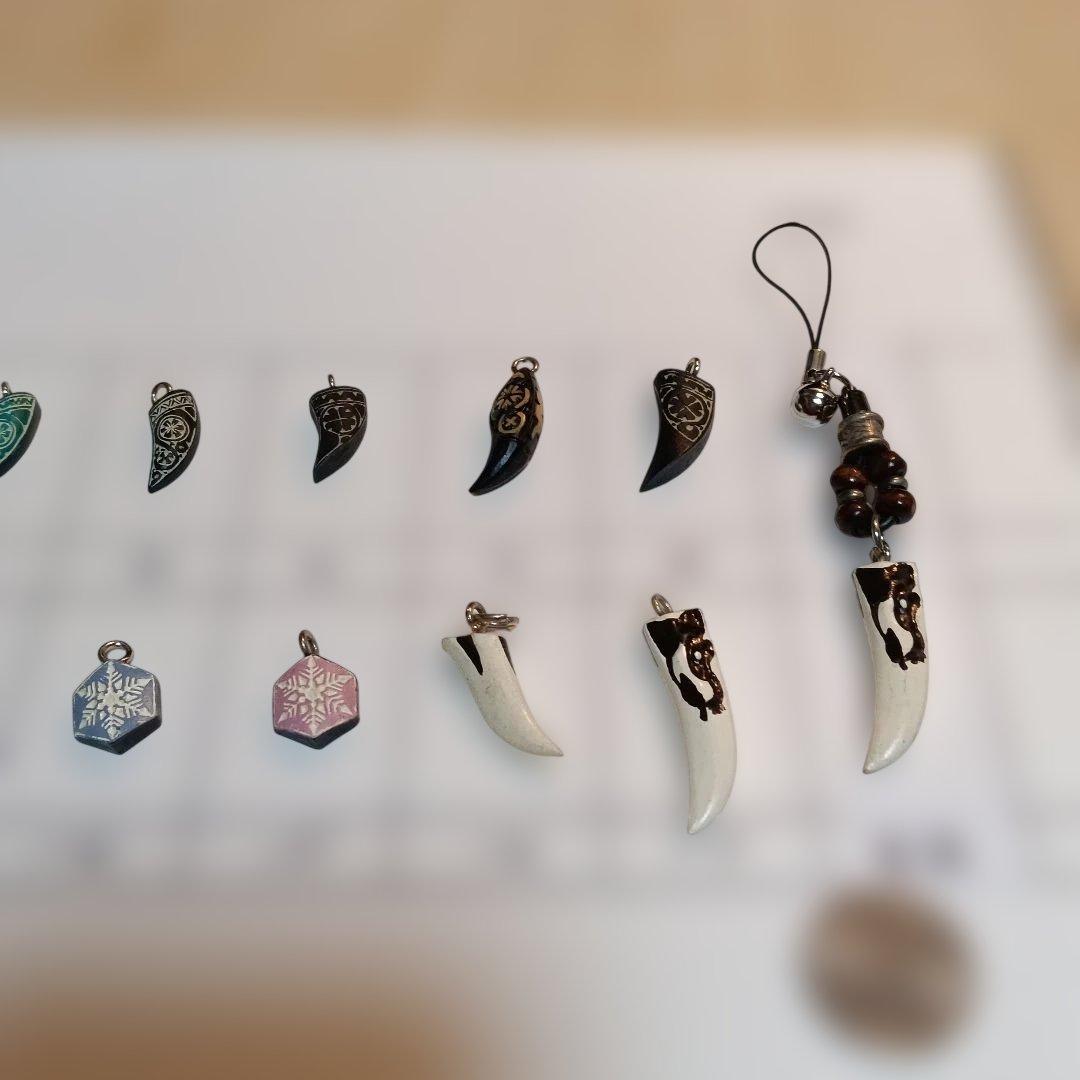 57.アイヌ模様のペンダント、ストラップ使用のパーツ、１種類１０個セット