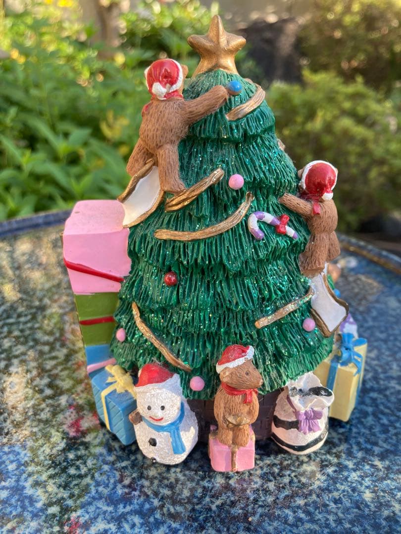 クリスマスツリー装飾とサンタフィギュア