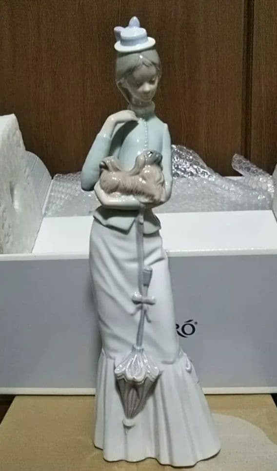 リヤドロ 4893 子犬を抱く貴婦人 箱入り フィギュリン lladro