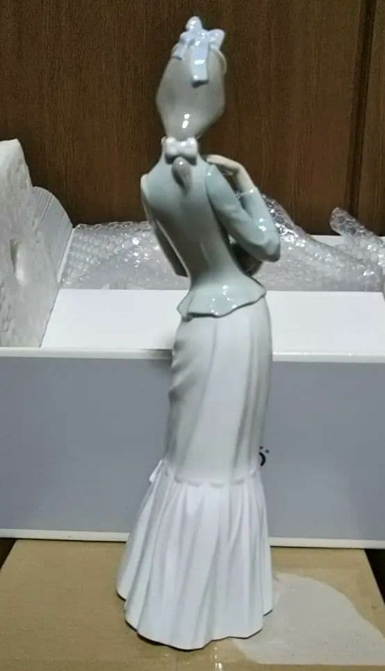 リヤドロ 4893 子犬を抱く貴婦人 箱入り フィギュリン lladro