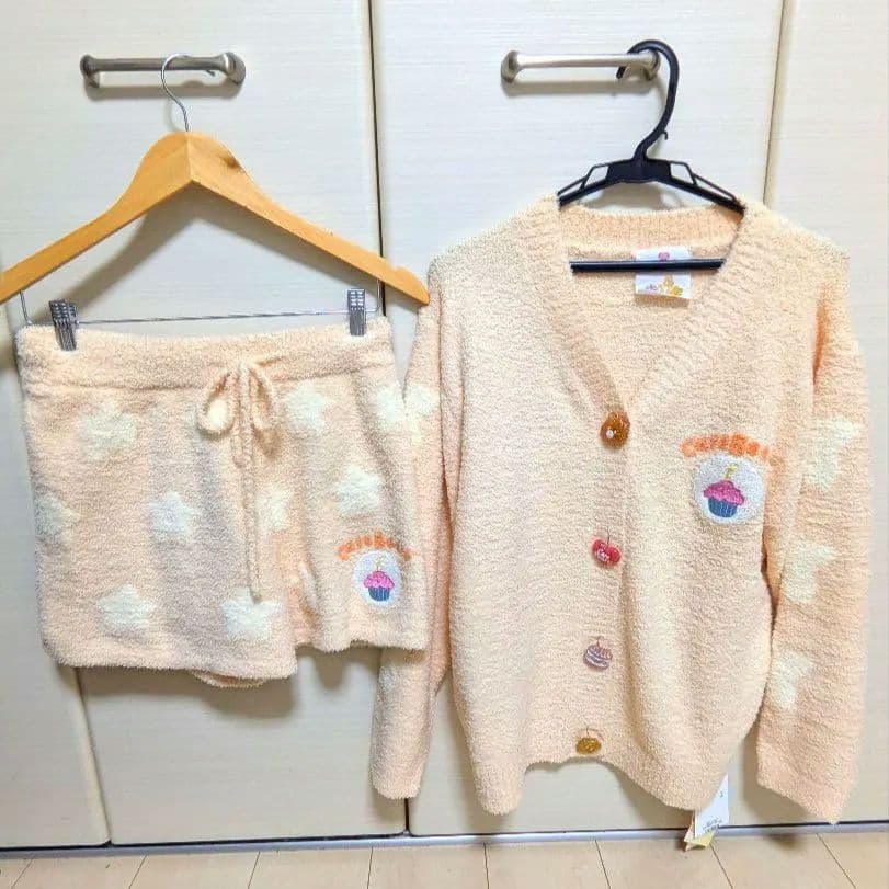 新品タグ付き♥SNIDELケアベア上下セット♥レア入手困難
