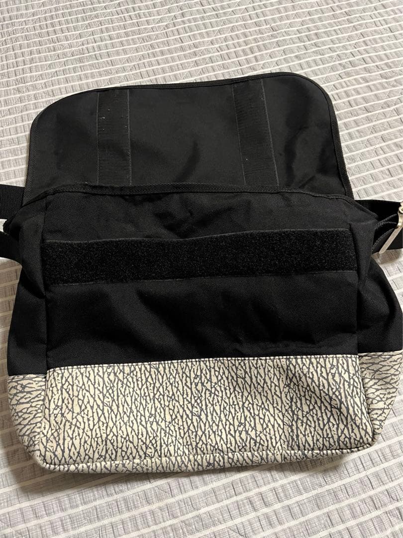 バッグ Core Fighter Messenger Bag