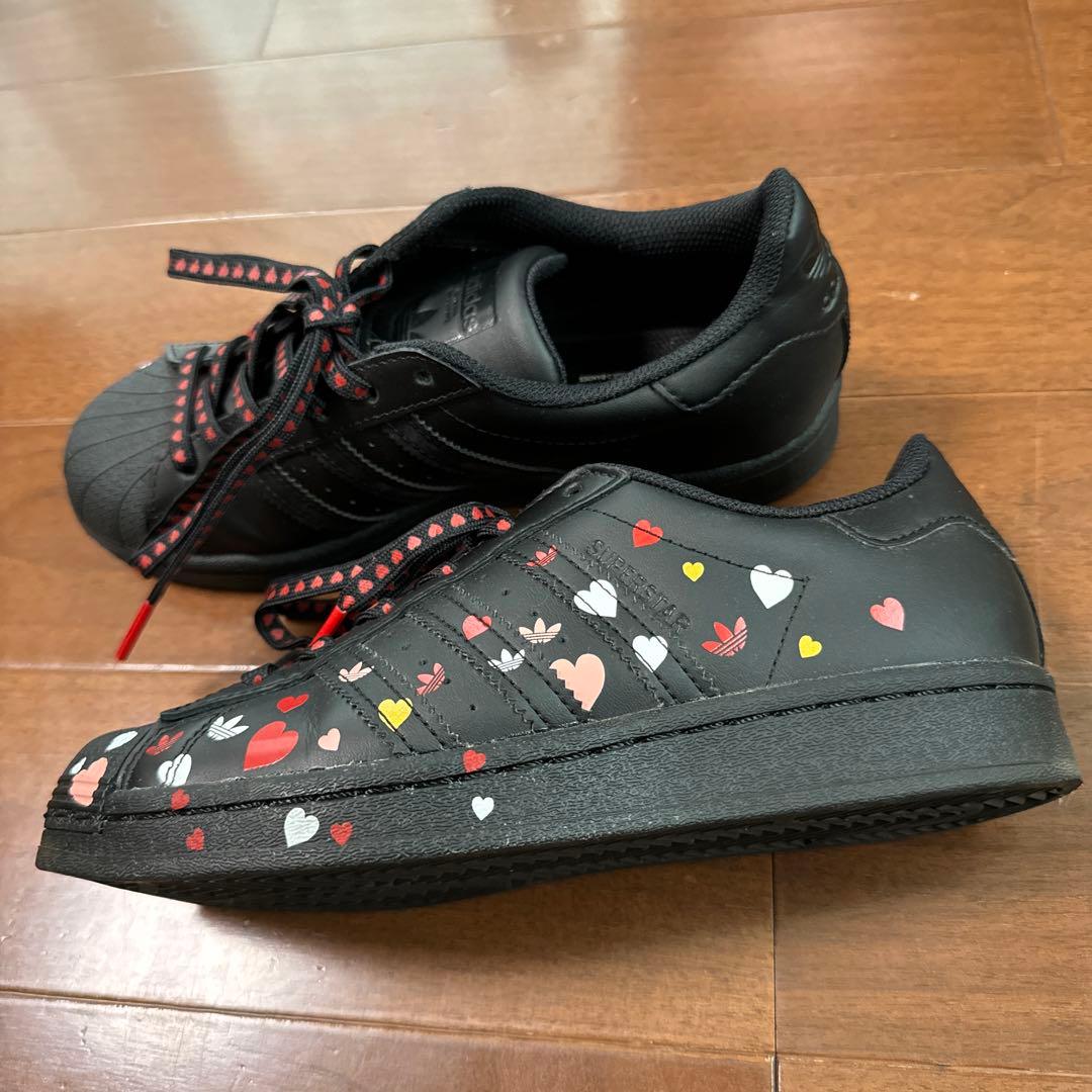 adidas スーパースター 黒 ハート柄 スニーカー　バレンタイン　23cm