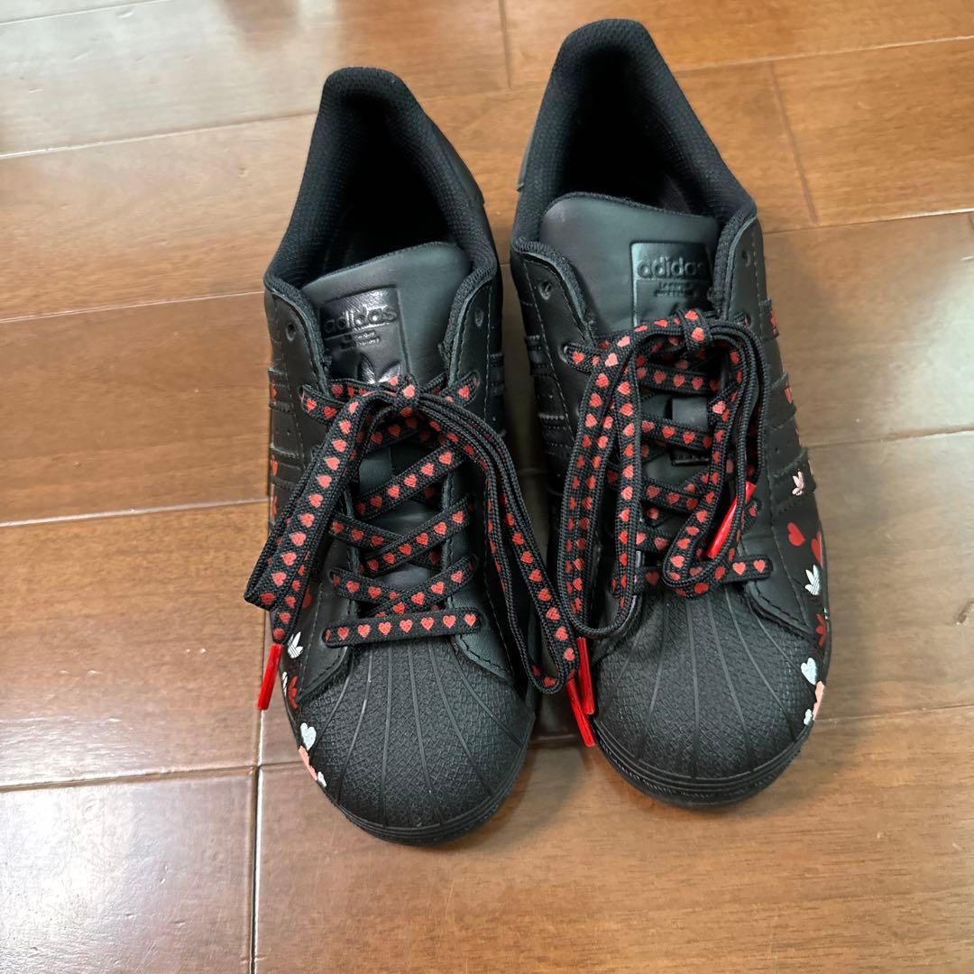 adidas スーパースター 黒 ハート柄 スニーカー　バレンタイン　23cm
