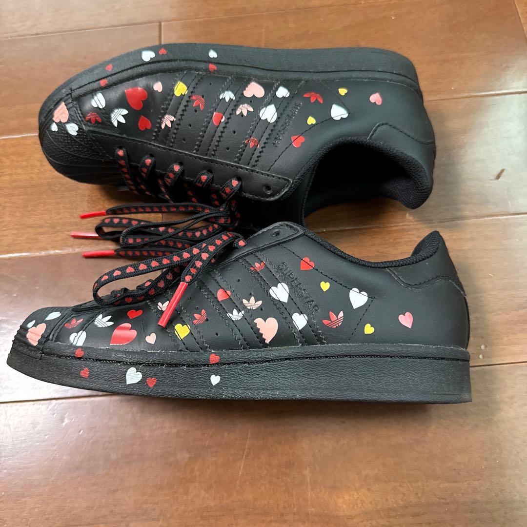 adidas スーパースター 黒 ハート柄 スニーカー　バレンタイン　23cm