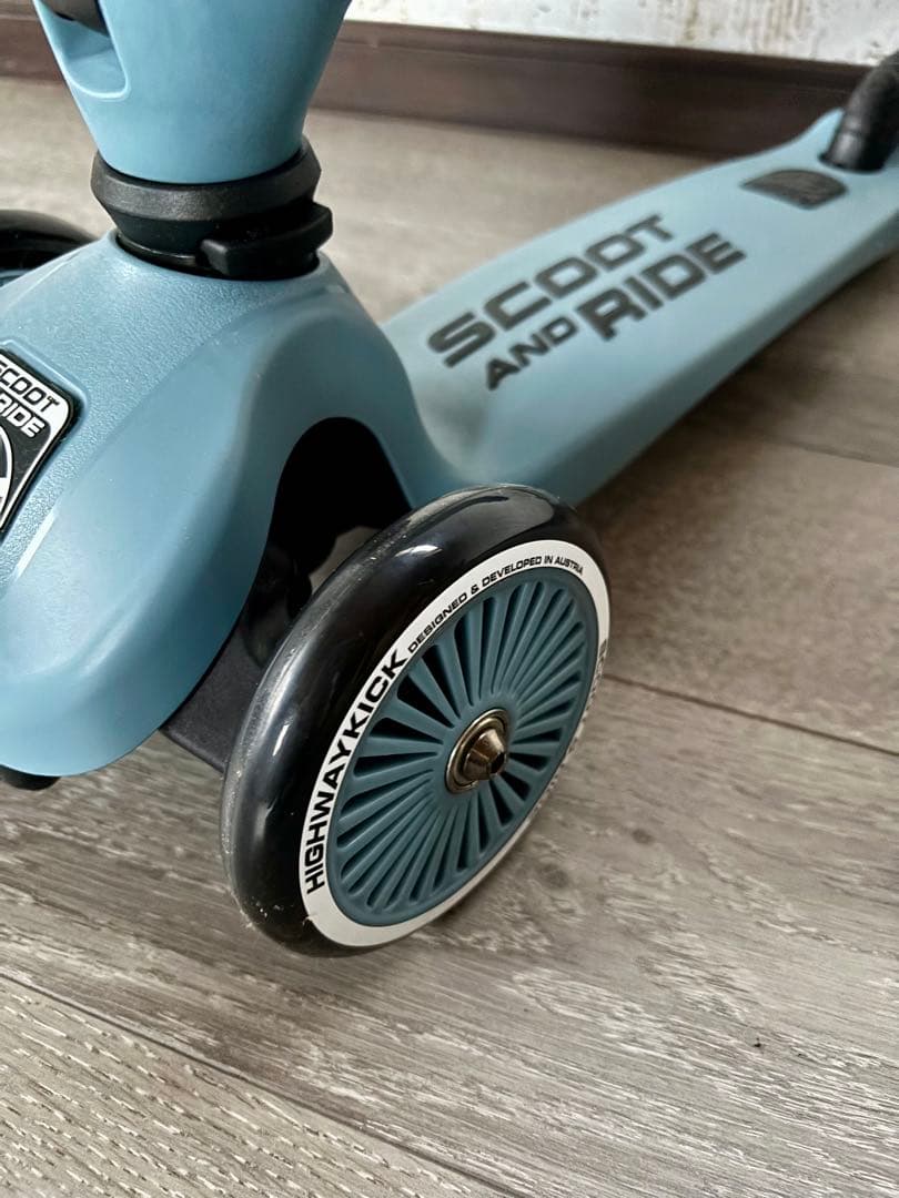 SCOOT AND RIDE 三輪車 ブルー　室内使用のみ