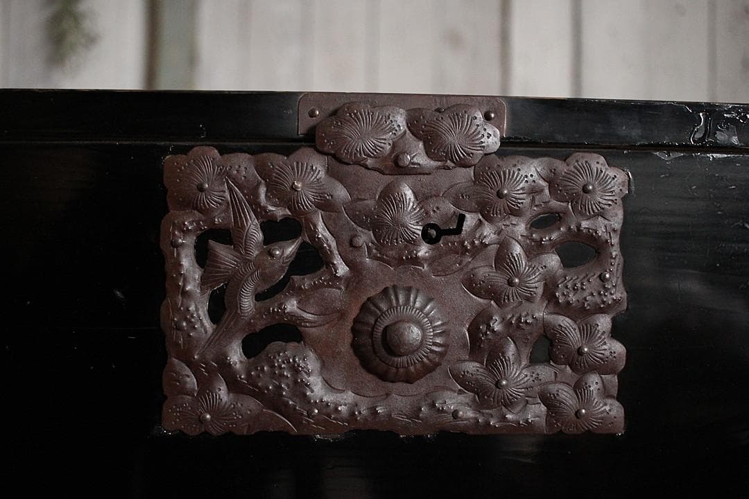 がんちゃん綺麗な打ち出し金具時代庄内箪笥　扉付き　時代箪笥　時代家具