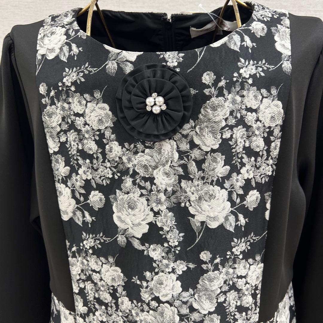 Super Beautyの黒の花柄ワンピース