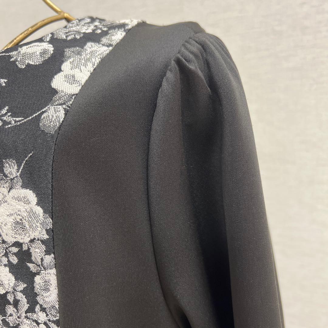 Super Beautyの黒の花柄ワンピース