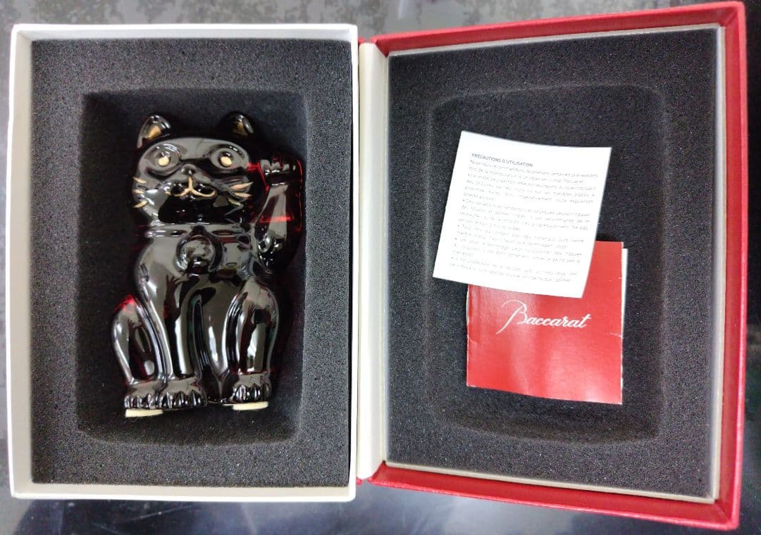 バカラ招き猫　赤（ミニ水晶招き猫付き