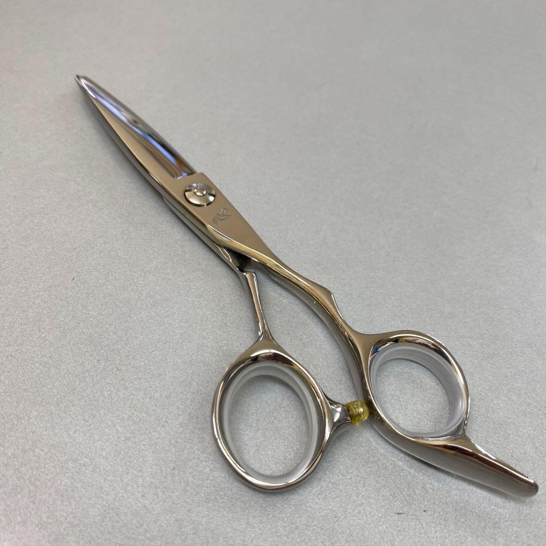 5,5インチシザー 新品 安定感あるとても扱いやすいハンドル　最高のグリップ！