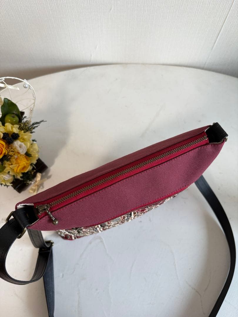 サコッシュ　少し大きめ　ワインカラー