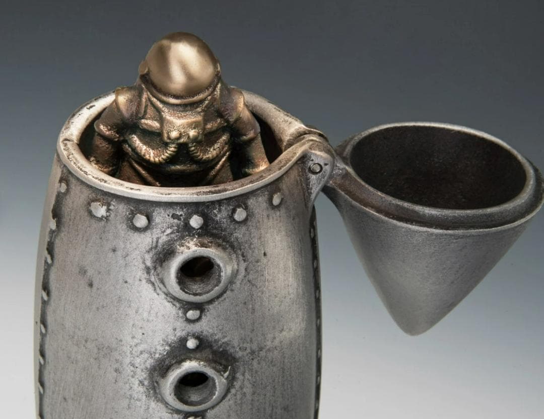 月ロケットと宇宙飛行士の置物　金属製　作家もの