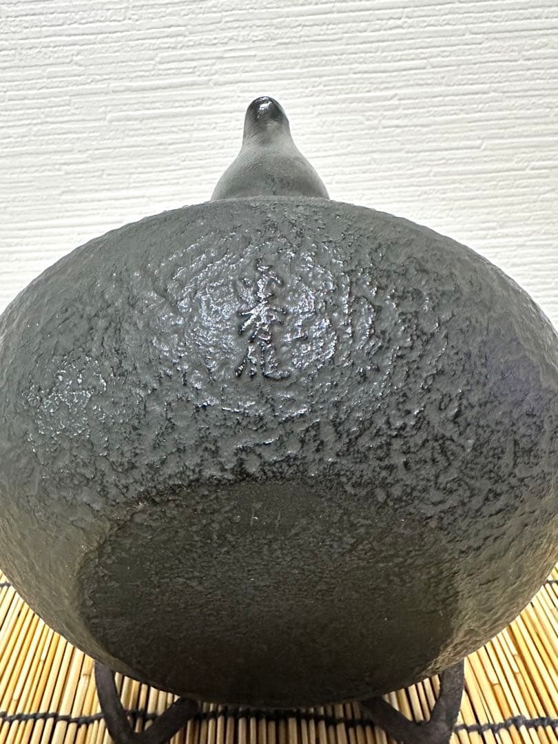 未使用品、供箱、栞、取説付　南部名工金秀 及春鋳造捻鉉算盤形アラレ南部鉄瓶