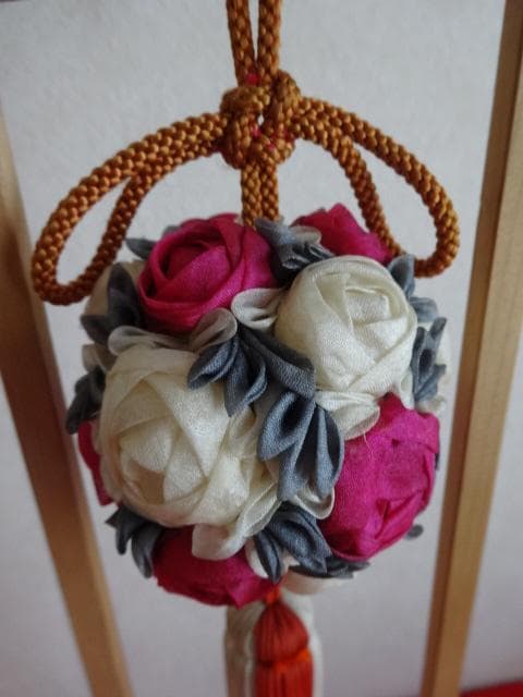 珍しい洋風の薬玉　巻きバラのつまみ細工　白木の台　雛道具