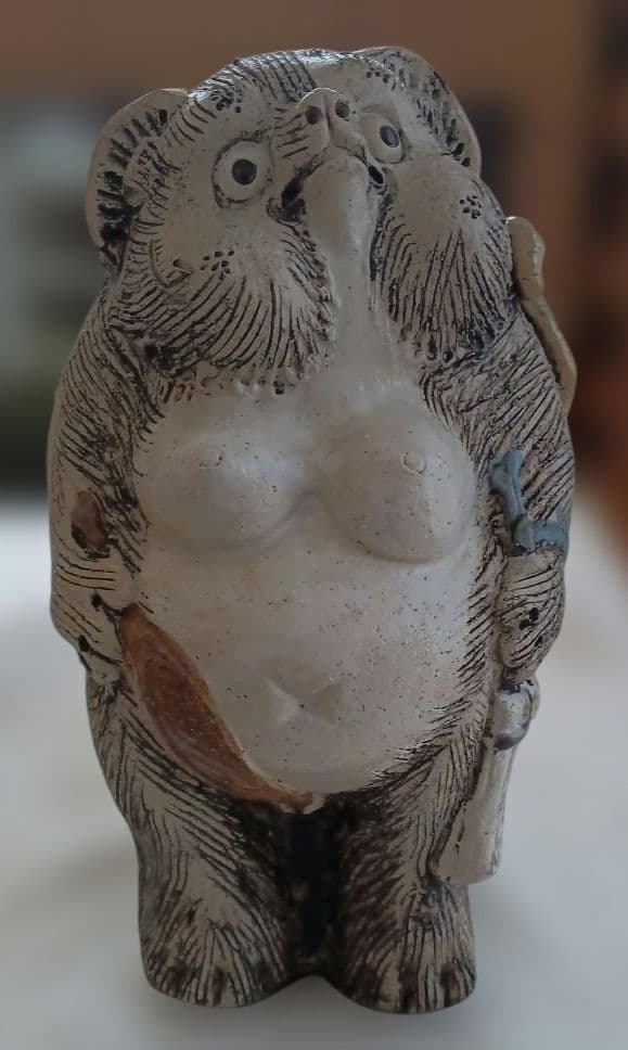 女の子のたぬきの陶器像 約25cm