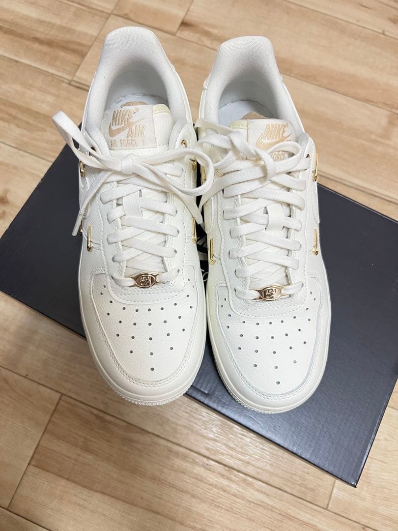 Nike Air Force 1 ホワイト ゴールドアクセント さるさる