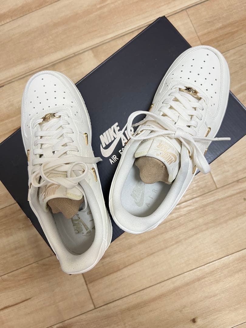Nike Air Force 1 ホワイト ゴールドアクセント さるさる
