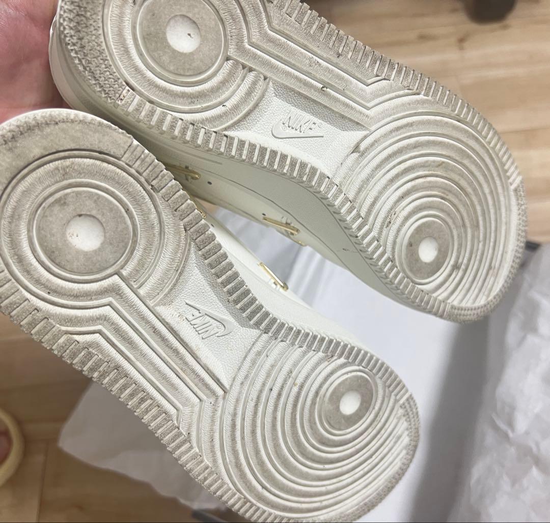 Nike Air Force 1 ホワイト ゴールドアクセント さるさる