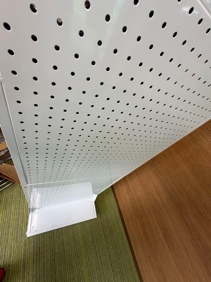 パンチングパネル両面ディスプレイラック、30個のフックとキャスター付き、ホワイト