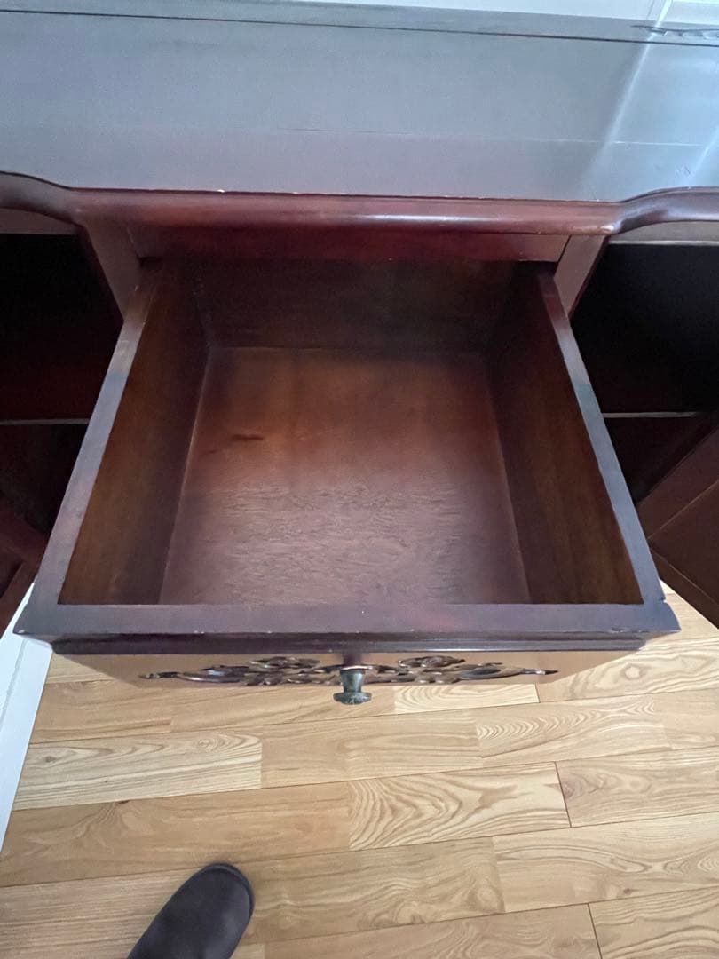 クラシックな雰囲気漂うアンティーク調のサイドボード、キャビネット、棚