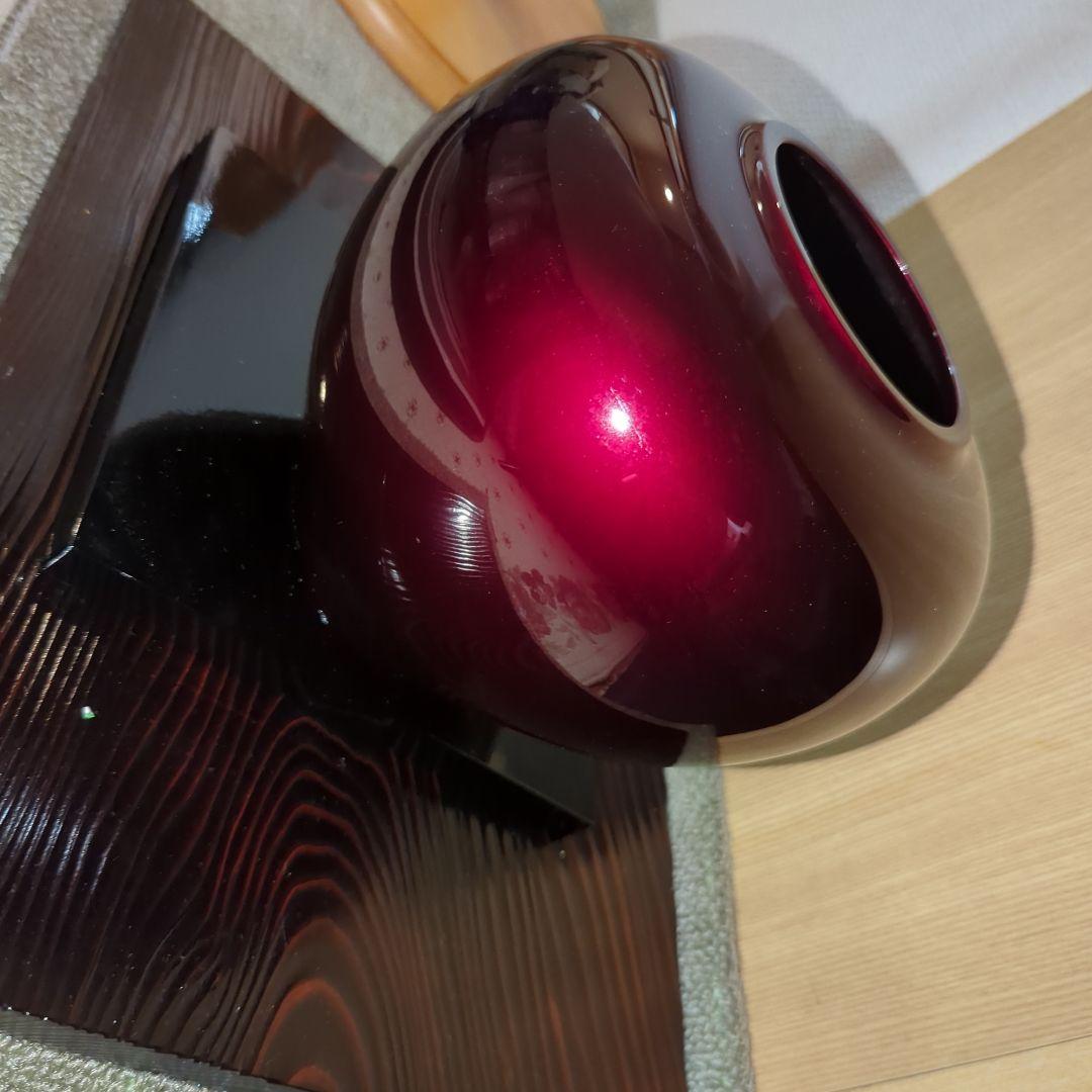 玉蟲塗 赤色ガラス様 花瓶 丸型 木製台座付き 鋳物？桐箱あり