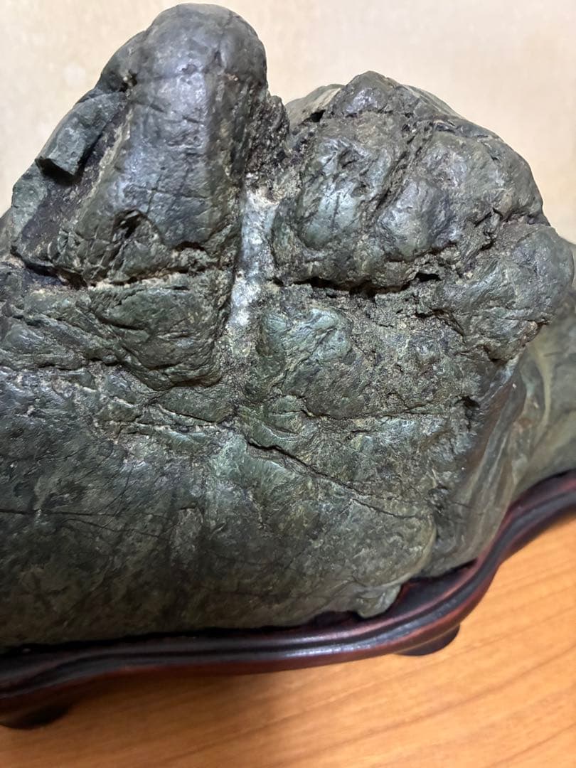 北海道神居古潭石Ｔ　輝緑　木製台座付き　大幅お値下げ‼️