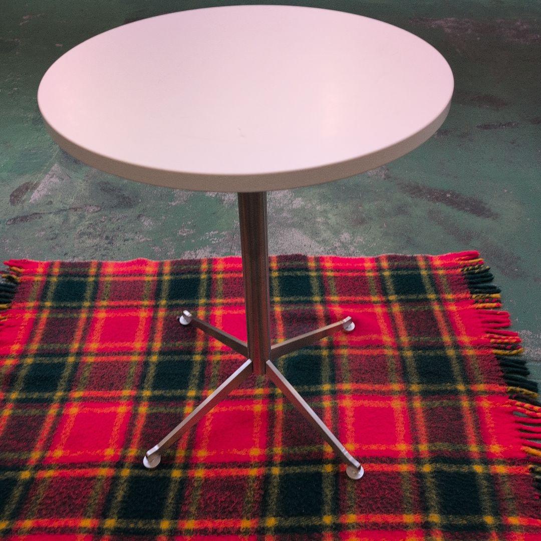 ホワイト円形ダイニングテーブル