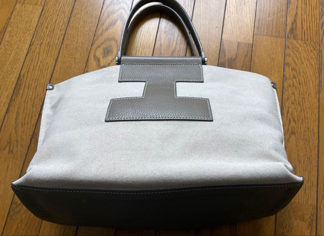 美品　イヤクッチ　トートバッグ グレー ジュ