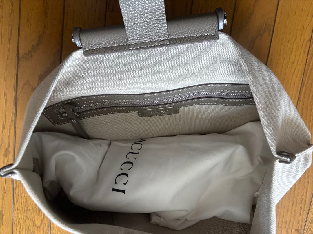 美品　イヤクッチ　トートバッグ グレー ジュ