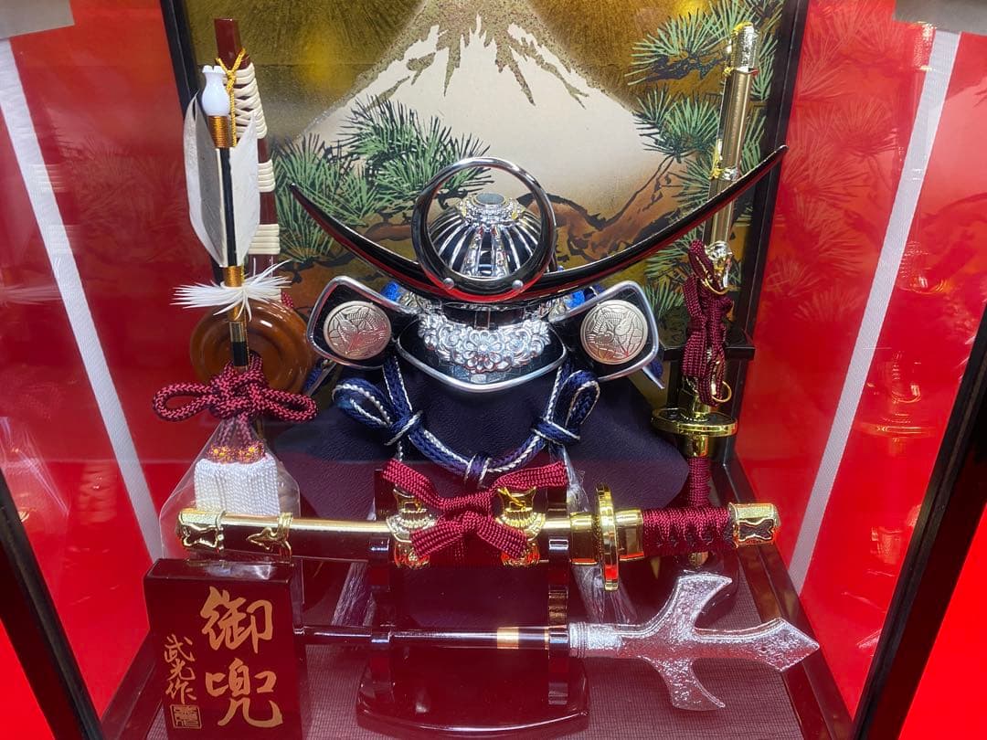 上杉謙信　五月人形　シルバー兜飾りガラスケース入り・コンパクトサイズ
