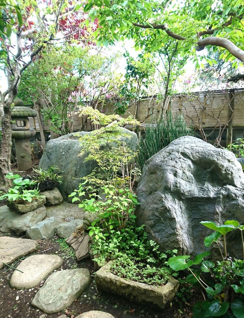 灯籠　竿に彫られた2輪の花　うろこ模様の笠　和風／洋風どちらにも　引き取り限定